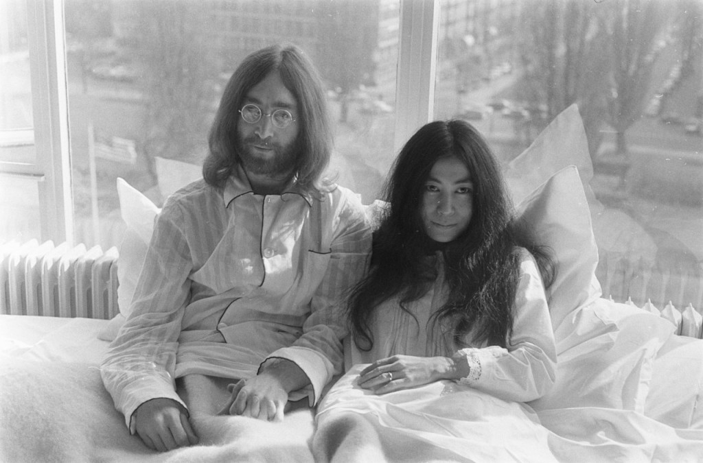 Bed-In_for_Peace,_Amsterdam_1969_-_John_Lennon_&_Yoko_Ono_03